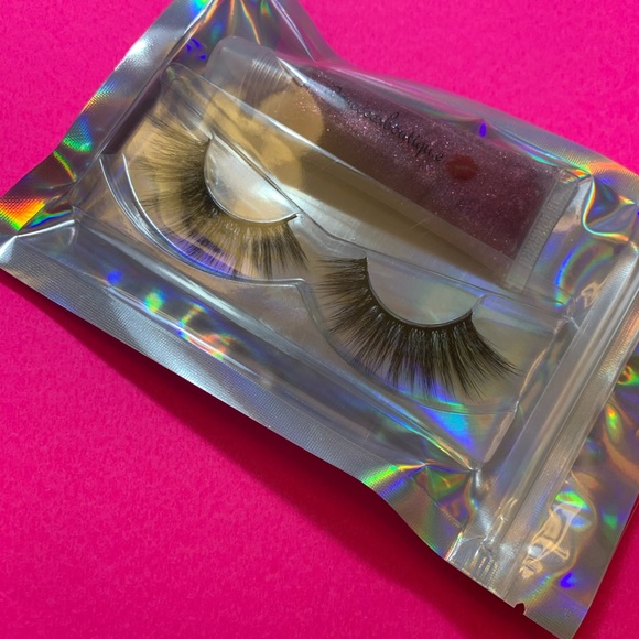 Lip gloss and lash pack - Picture 2 of 2